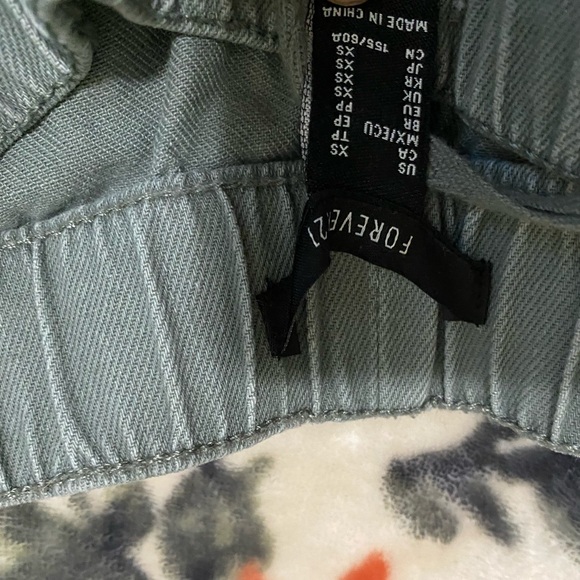 Brand new W/O TAGS cargo pants forever 21 - Picture 3 of 3